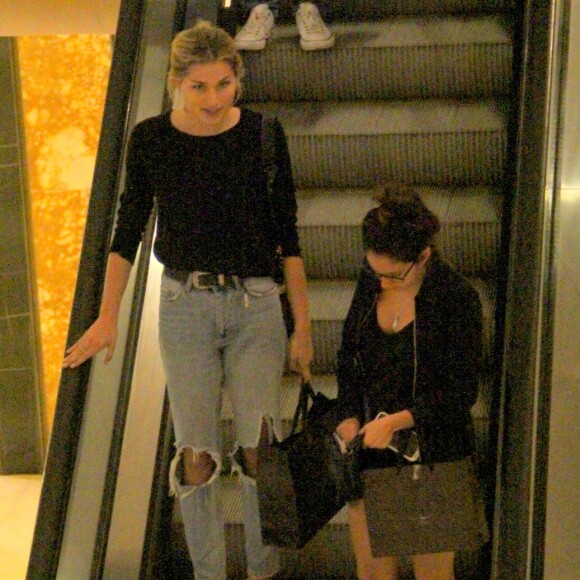 Acompanhada de Amanda de Godoi, Sasha Meneghel deixou shopping com sacolas