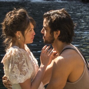 Ernesto (Rodrigo Simas) parte para o beijo em Ema (Agatha Moreira) após ficarem noivos nos próximos capítulos da novela 'Orgulho e Paixão'