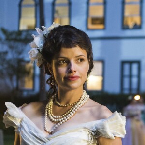 Ema (Agatha Moreira) aceita o pedido de casamento de Ernesto (Rodrigo Simas) nos próximos capítulos da novela 'Orgulho e Paixão'