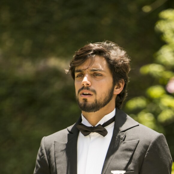 Ao pedir Ema (Agatha Moreira) em namoro, Ernesto (Rodrigo Simas) lembra sua origem humilde nos próximos capítulos da novela 'Orgulho e Paixão': 'Não tenho muito a te oferecer como conforto, viagens, vestidos caros'