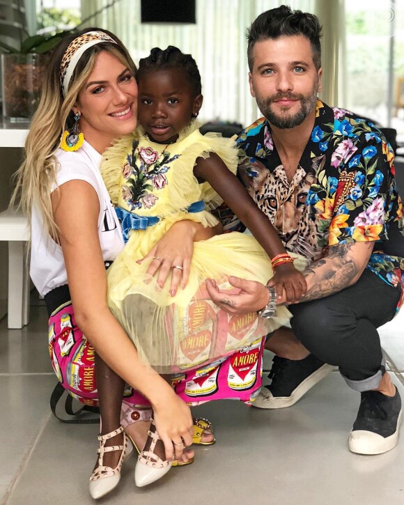 Filha de Giovanna Ewbank e Bruno Gagliasso usou um look amarelo da grife Gucci em festa de aniversário