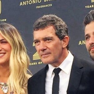 Giovanna Ewbank e Bruno Gagliasso posaram com Antonio Banderas em Marbella, na Espanha