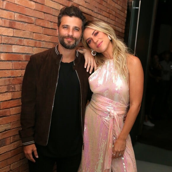 Mulher de Bruno Gagliasso, Giovanna Ewbank dispensa o uso de 'filho adotivo'