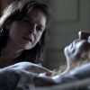 Cora (Drica Moraes) omite socorro à irmã com câncer e espera que ela morra para só então chamar a ambulância, em 'Império'