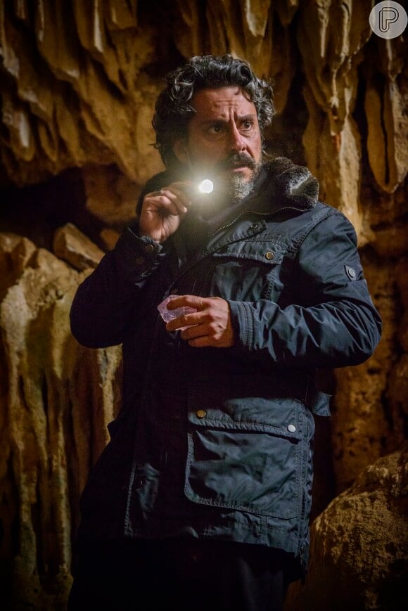 José Alfredo (Alexandre Nero) ouve um barulho de um passo de Maria Marta (Lilia Cabral) e procura quem está escondido na gruta, em 'Império'