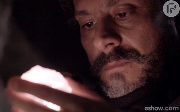 José Alfredo (Alexandre Nero) resolve guardar seu amuleto no esconderijo, em 'Império'