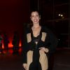 Camila Coutinho escolheu um modelo oversized com lingerie à mostra para o São Paulo Fashion Week