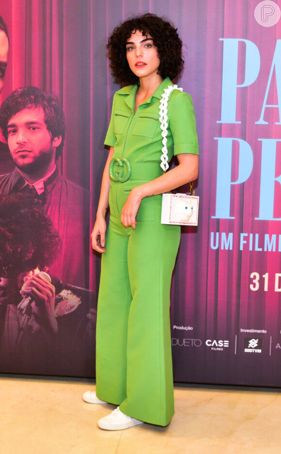 Julia Konrad escolheu um modelo Gucci verde em estilo retrô para a pré-estreia do filme "Paraíso Perdido"