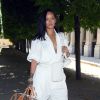 Rihanna escolheu um modelo oversized branco para a estreia de Virgil Abloh na Louis Vuitton