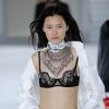 Look da passarela de Alexander Wang traz várias inspirações, como a saia cheia de fivelas e a lingerie à mostra