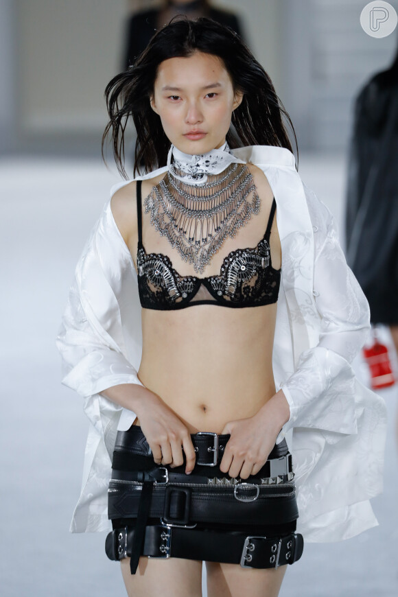 Look da passarela de Alexander Wang traz várias inspirações, como a saia cheia de fivelas e a lingerie à mostra
