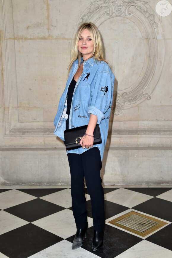 O camisão jeans e a bota de bico fino escolhidos por Kate Moss fazem um visual rocker e discreto