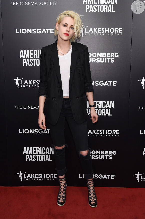 O blazer alongado e o jeans destroyed de Kristen Stewart fazem a produção ficar depojada e cool. Arremate com batom vermelho! 