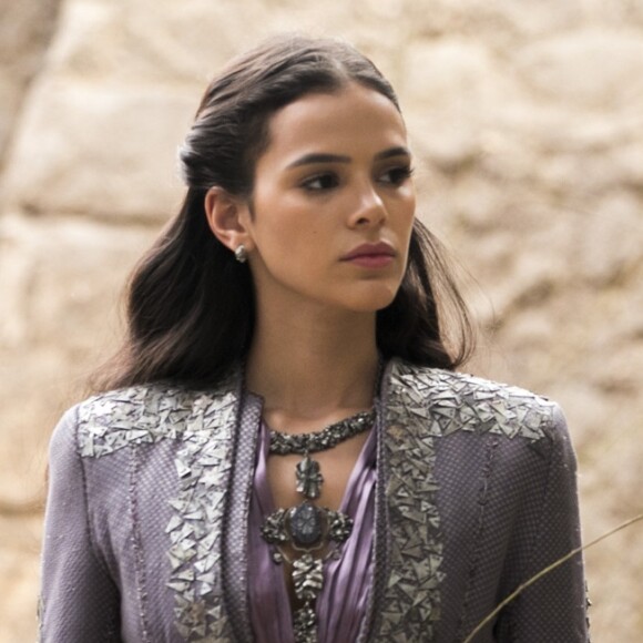 Catarina (Bruna Marquezine) humilha e cospe em Afonso (Romulo Estrela) nos últimos capítulos da novela 'Deus Salve o Rei': 'Medíocre!'