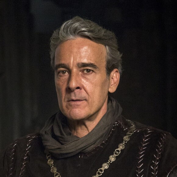 Grávida de Otávio (Alexandre Borges), Catarina (Bruna Marquezine) não revela a Afonso (Romulo Estrela) ser o rei da Lastrilha o pai do seu filho, nos últimos capítulos da novela 'Deus Salve o Rei'