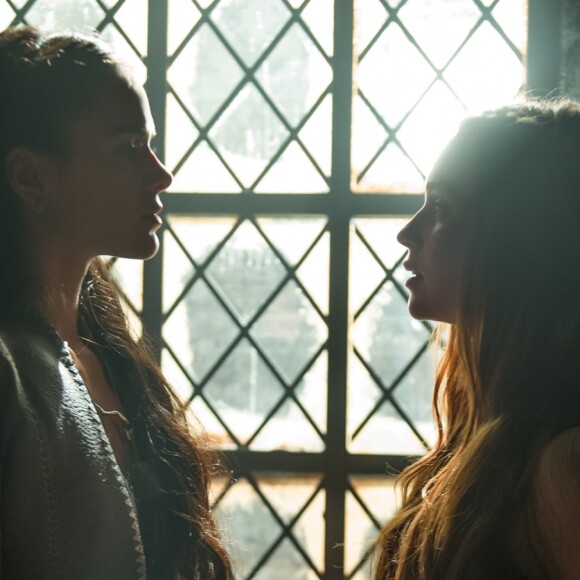 Catarina (Bruna Marquezine) e Amália (Marina Ruy Barbosa) são irmãs e fato vai ser revelado nos últimos capítulos da novela 'Deus Salve o Rei'