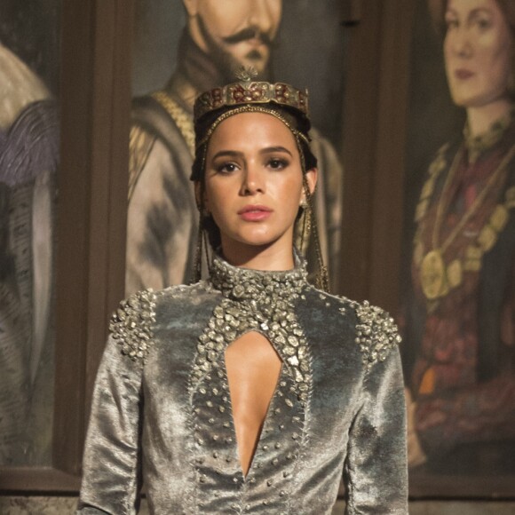 Catarina (Bruna Marquezine) tenta se defender se fazendo de sonsa para Afonso (Romulo Estrela) nos últimos capítulos da novela 'Deus Salve o Rei': 'É uma pena que um homem tão inteligente como você possa acreditar numa fantasia dessas'