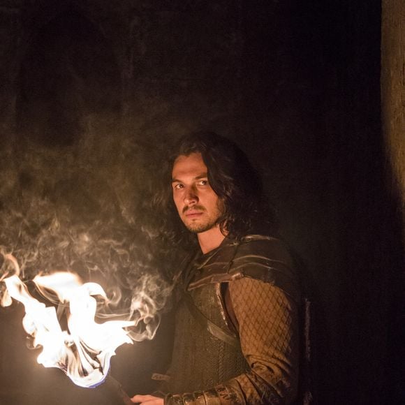 Afonso (Romulo Estrela) conta já saber ter sido enganado por Catarina (Bruna Marquezine) nos últimos capítulos da novela 'Deus Salve o Rei': 'Você fez um feitiço, para que eu olhasse para você e visse Amália! Como você pôe ser tão sórdida? O seu truque sujo foi revelado!'