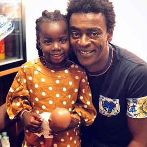 Filha de Bruno Gagliasso, Títi posou com Seu Jorge na Espanha nesta quinta-feira, 12 de julho de 2018