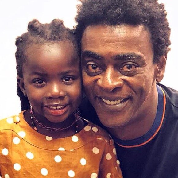 Filha de Bruno Gagliasso, Títi posou com Seu Jorge na Espanha nesta quinta-feira, 12 de julho de 2018