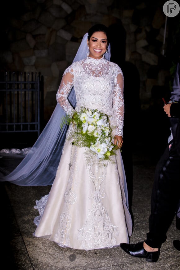 Ex-BBB Amanda Djehdian usou vestido de noiva criado pelo designer Lucas Anderi