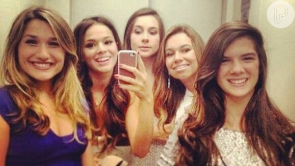 Sasha posa para foto no elevador com as amigas, incluindo a atriz Bruna Marquezine