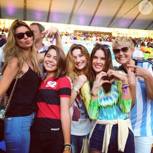 Sasha posa para foto na Copa do Mundo ao lado da mãe, Xuxa, e das tops Gisele Bündchen e Alessandra Ambrosio 