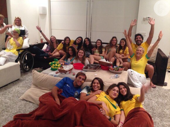 Sasha reunida com a família para assistir aos jogos da Copa do Mundo de 2014