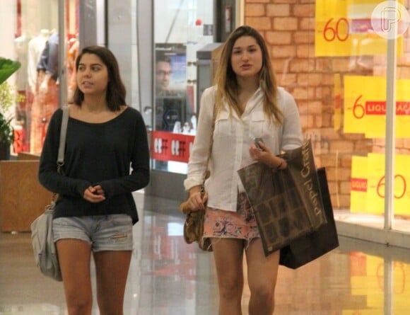 Sasha e amiga, a atriz Luma Antunes, fazem compras em shopping do Rio