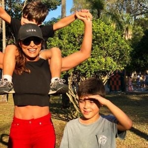 Juliana Paes curte domingo ao lado dos filhos em parque de São Paulo, em 15 de julho de 2018