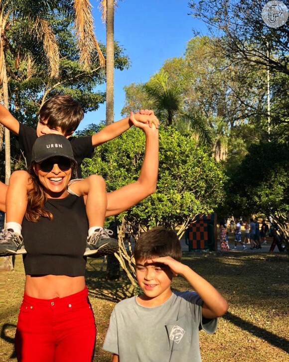 Juliana Paes curte domingo ao lado dos filhos em parque de São Paulo, em 15 de julho de 2018