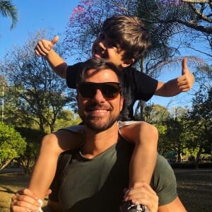 Juliana Paes compartilha foto do marido, Carlos Eduardo Baptista, com o filho Antônio nos ombros