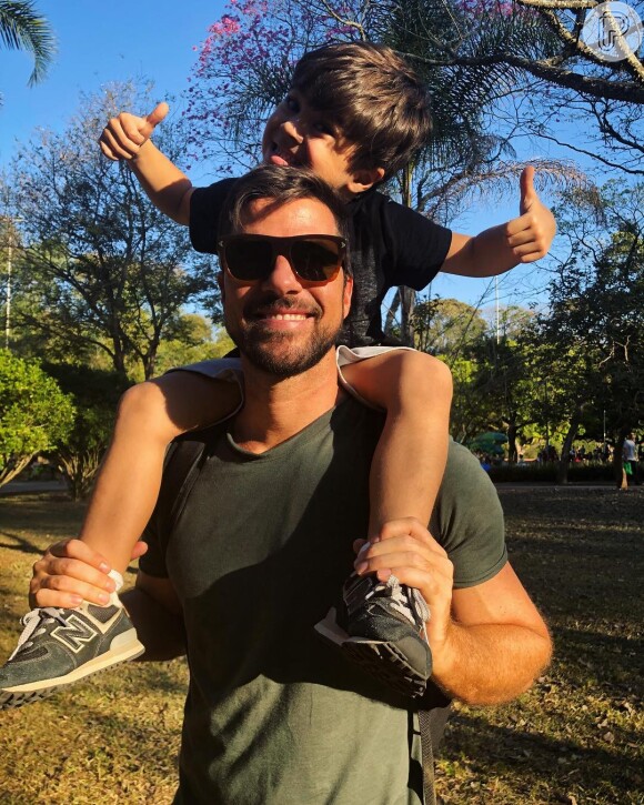 Juliana Paes compartilha foto do marido, Carlos Eduardo Baptista, com o filho Antônio nos ombros