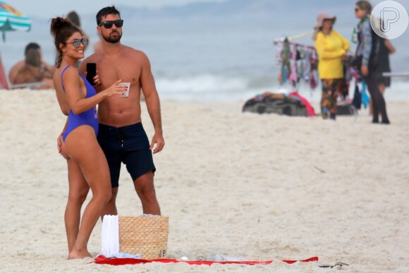 Juliana Paes exibiu o corpão durante o dia na praia com Carlos Eduardo Baptista
