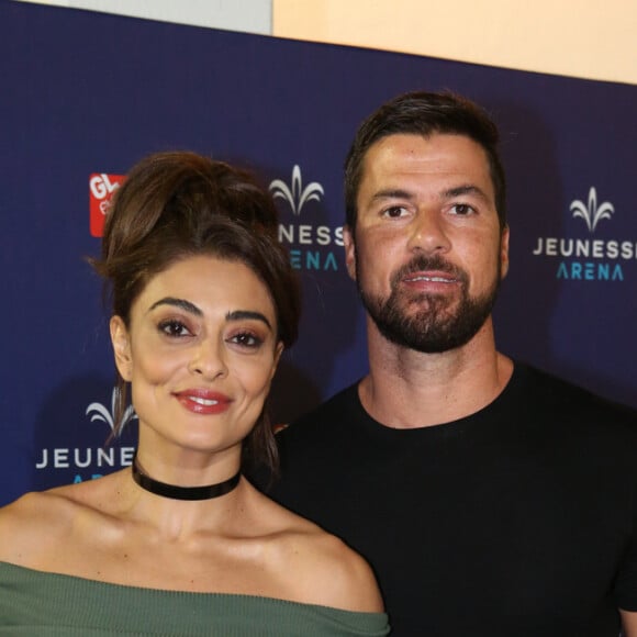 Juliana Paes posa com o marido em evento de música