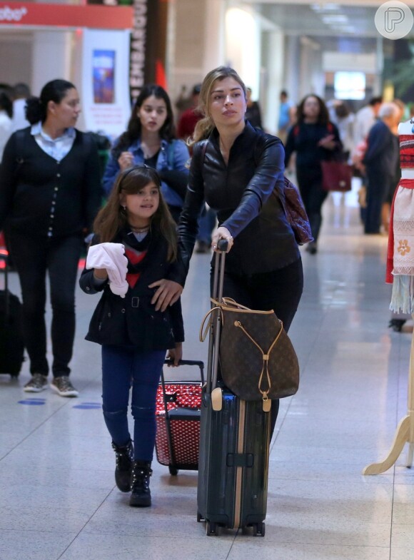 Grazi Massafera e a filha, Sofia, foram fotografadas no aeroporto antes da viagem para a África do Sul