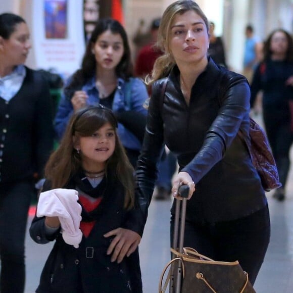 Grazi Massafera e a filha, Sofia, foram fotografadas no aeroporto antes da viagem para a África do Sul