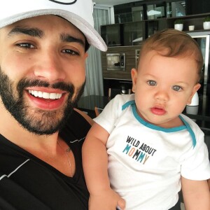 Andressa Suita filmou o filho, Gabriel, no colo de Gusttavo Lima enquanto o cantor sertanejo fazia esteira