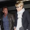 De acordo com o jornal "NY Daily News", Charlize Theron foi vista com uma aliança na mão esquerda ao desembarcar no aeroporto de Los Angeles