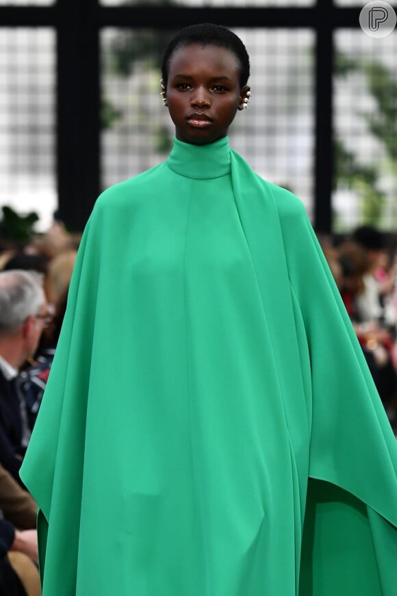 Verde vibrante em vestido Valentino, a cor valoriza quase todos os tons de pele 