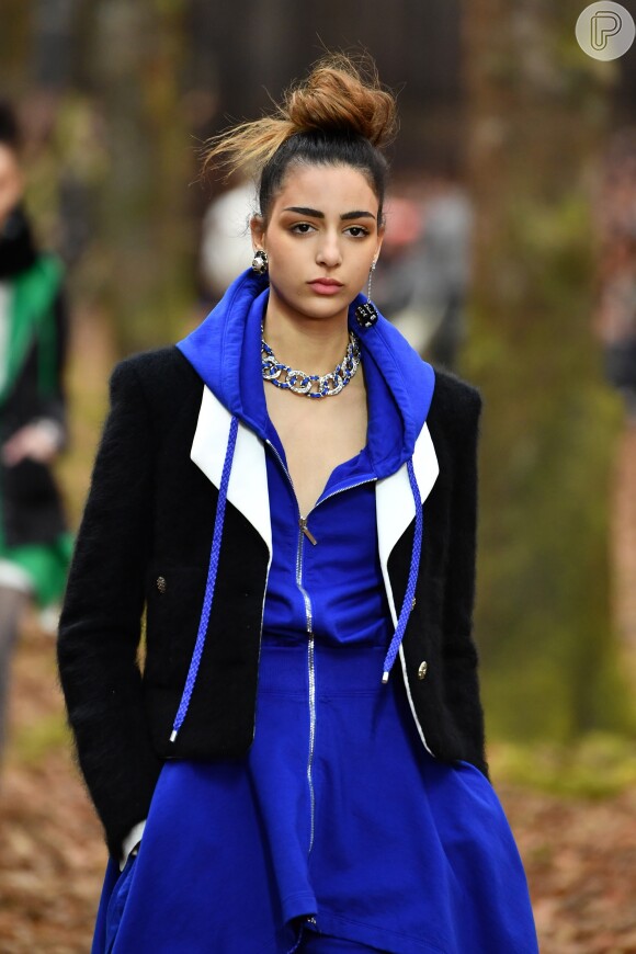 A Chanel também apostou no azul royal de um jeito bem despojado: vestido-jaqueta com zíper
