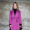 A atriz francesa Lea Seydoux escolheu um tom to roxo mais claro para ir ao desfile da Louis Vuitton
