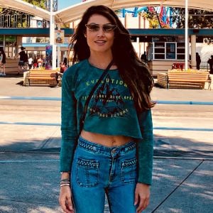 Cropped e calça flare: Patricia Poeta orna look com óculos retrô em ida ao parque