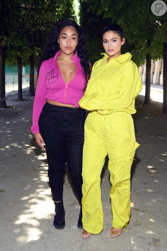 Kylie Jenne usou logo o conjunto, que foi super fashion nos anos 80; quem lembra?