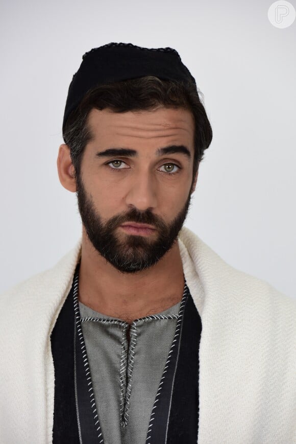 Simão Fariseu (Rafael Sardão) é marido de Laila (Manuela do Monte), por quem será traído, na novela 'Jesus'