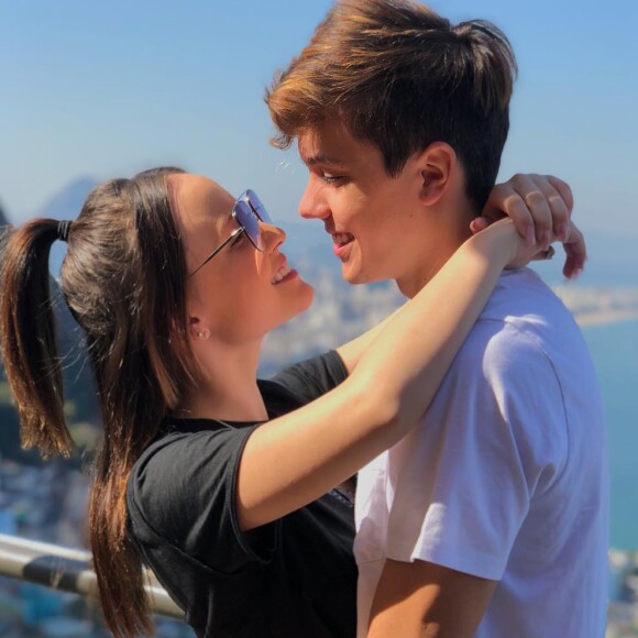 Representantes de Larissa Manoela não confirmaram se a joia em que ela marcou o namorado, Leo Cidade, se trata de um anel de compromisso