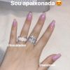Atriz Larissa Manoela exibiu a grande joia ao postar uma foto da mão após fazer aplicação de unhas em gel nesta quarta-feira, dia 18 de julho de 2018