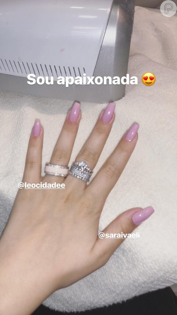 Atriz Larissa Manoela exibiu a grande joia ao postar uma foto da mão após fazer aplicação de unhas em gel nesta quarta-feira, dia 18 de julho de 2018