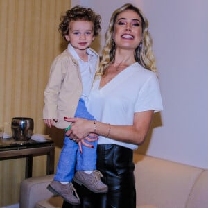 Filho de Belutti, Miguel prestigiou show do pai com blazer e calça de linho