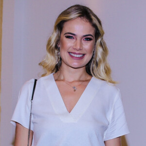 Thaís Pacholek apostou em penteado solto com ondas definidas